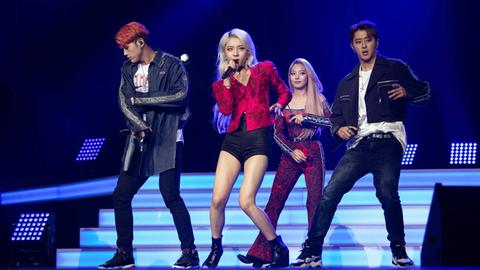 Die vierköpfige südkoreanischen K-Pop Gruppe Kard beim Bühnenauftritt.