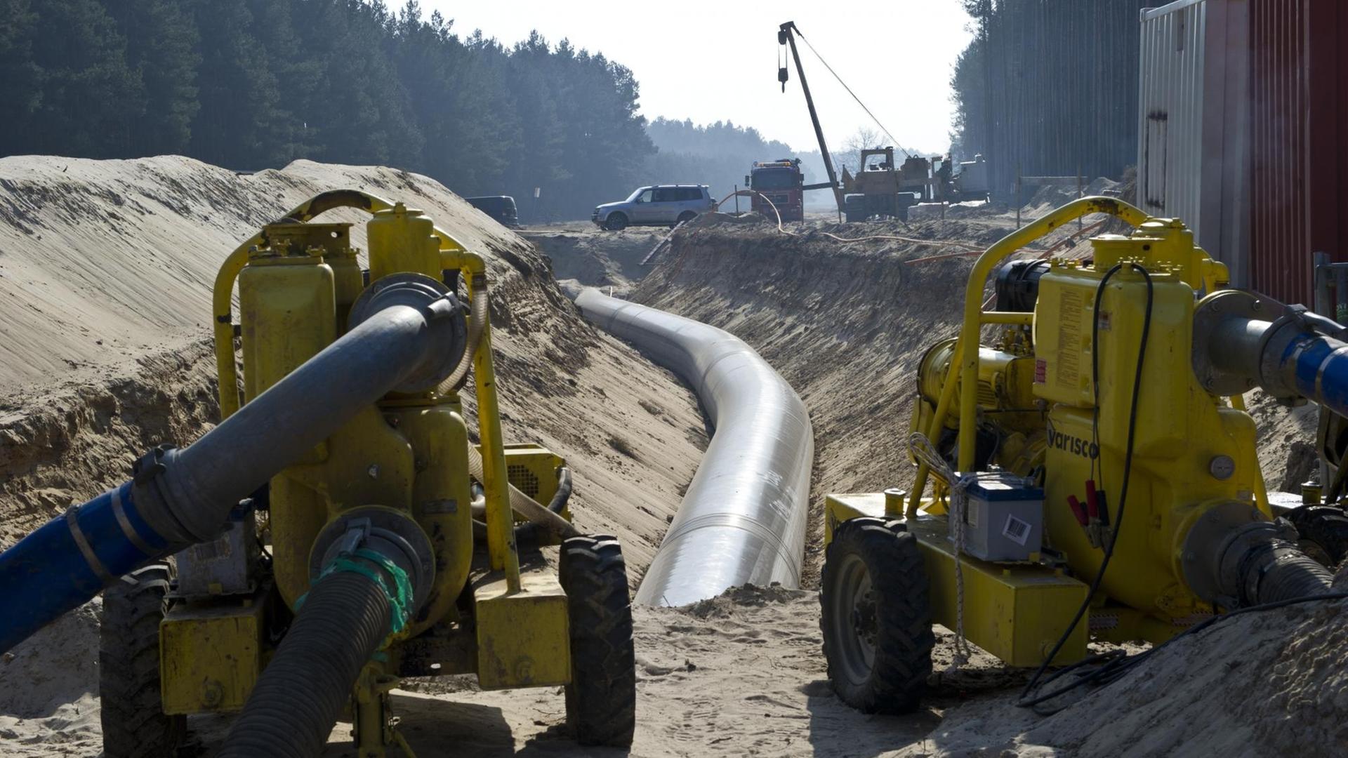 Die Gasröhre im ausgehobenen Graben auf einer Baustelle. Die Gasröhre im ausgehobenen Graben auf einer Baustelle.
