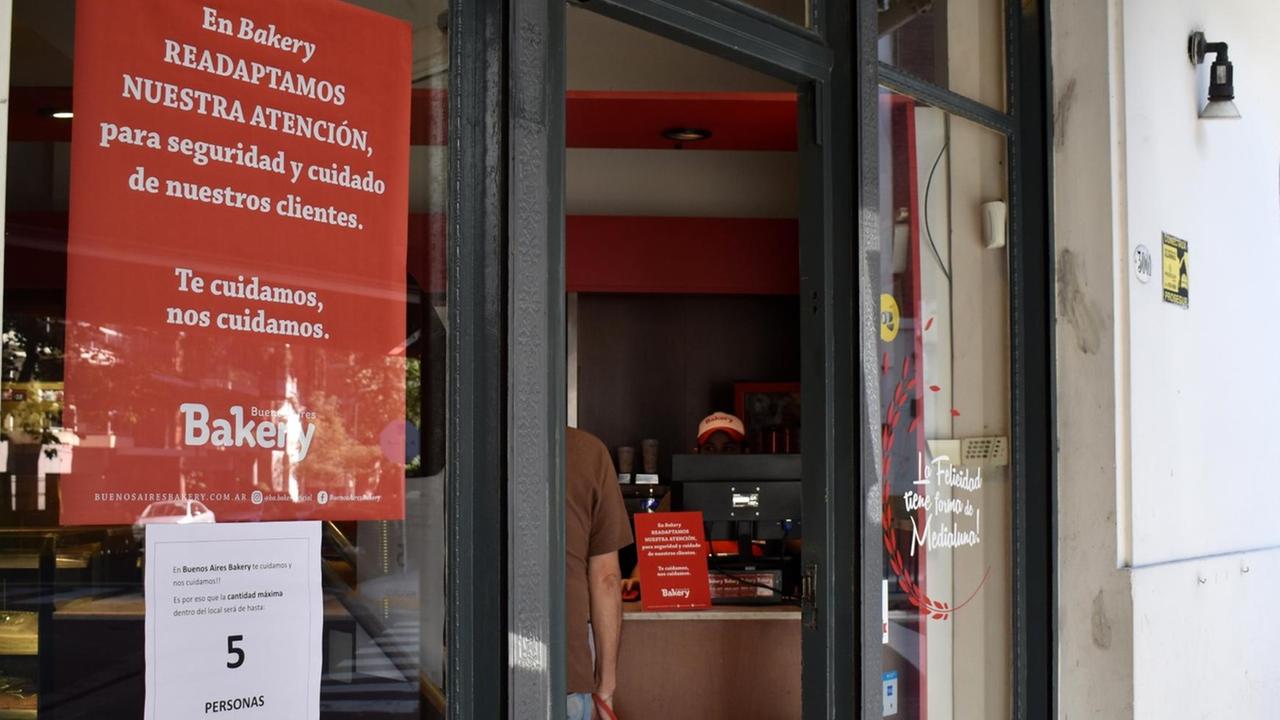 Eine Bäckerei in Buenos Aires mit Warnschildern:  Zum Schutz vor Ansteckung mit dem Corona-Virus dürfen nur fünf Personen auf einmal hinein.