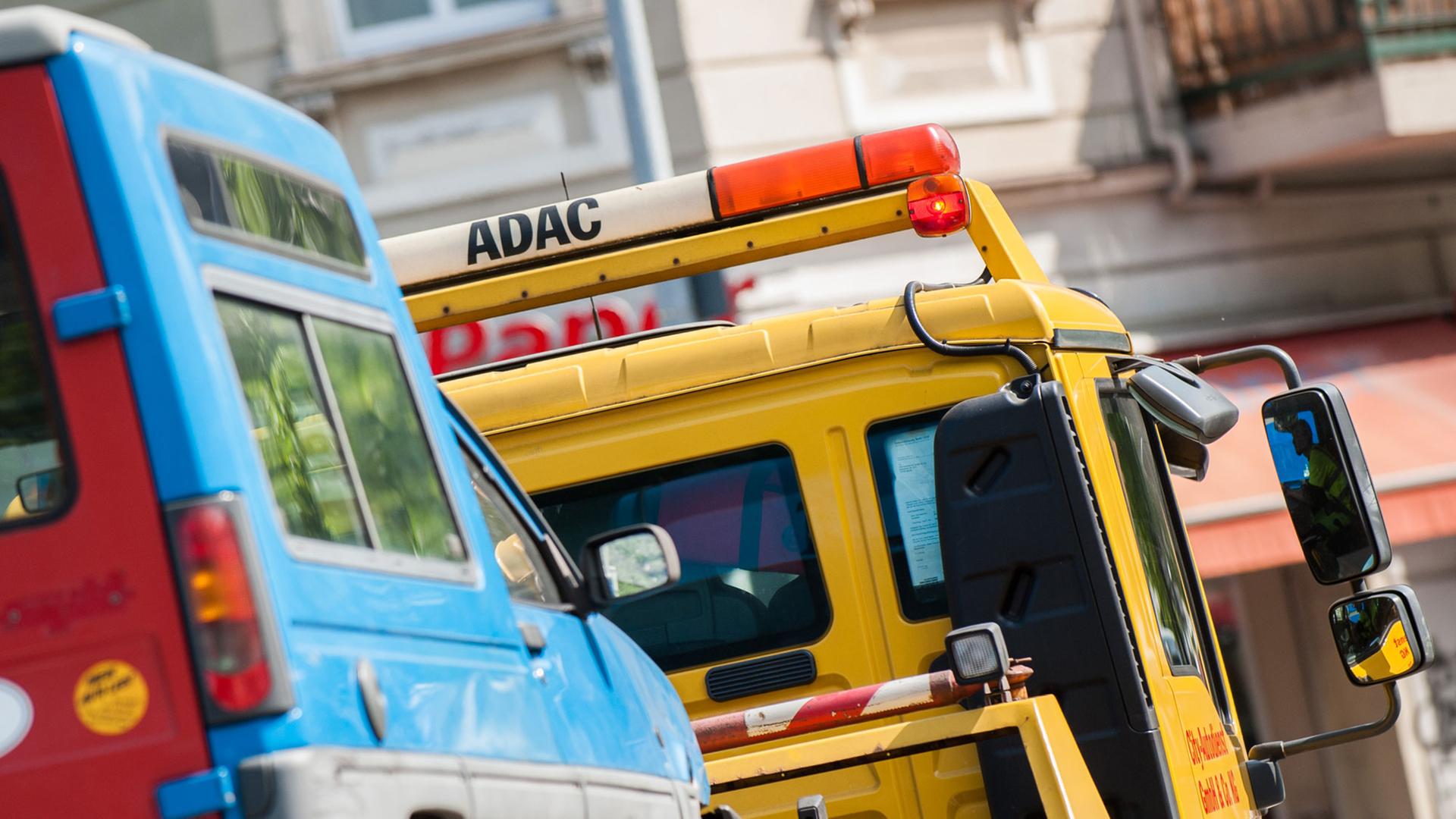 Ein Abschleppunternehmen im Auftrag des ADAC schleppt am 30.04.2014 in Berlin ein Auto ab.