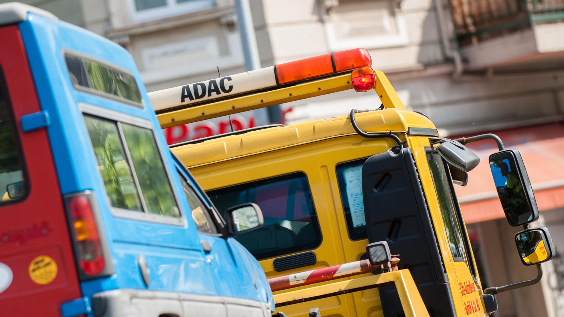 Ein Abschleppunternehmen im Auftrag des ADAC schleppt am 30.04.2014 in Berlin ein Auto ab. Ein Abschleppunternehmen im Auftrag des ADAC schleppt am 30.04.2014 in Berlin ein Auto ab.