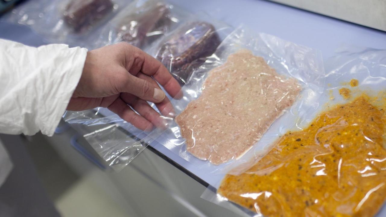 Ein Labormitarbeiter zeigt Fleischproben, die für eine DNA-Untersuchung vorbereitet werden.