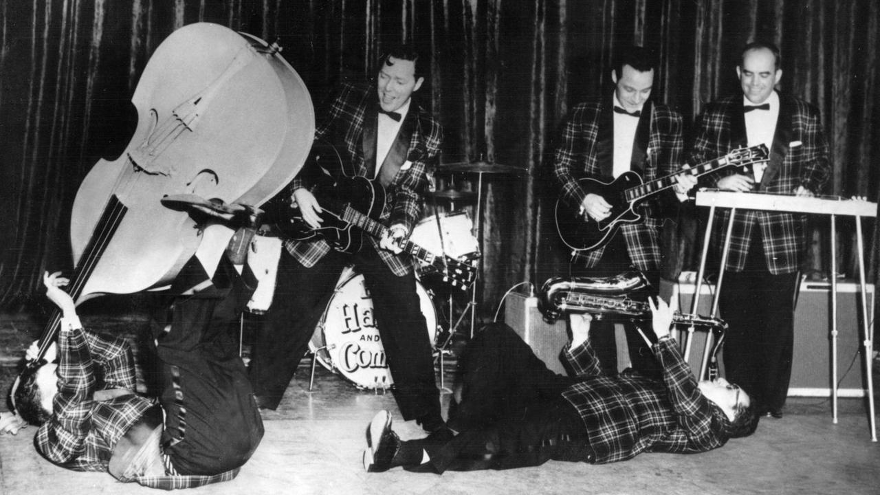 Bill Haley und die Comets stellen die Bühne in London auf den Kopf.
Bill Haley und die Comets stellen die Bühne in London auf den Kopf.