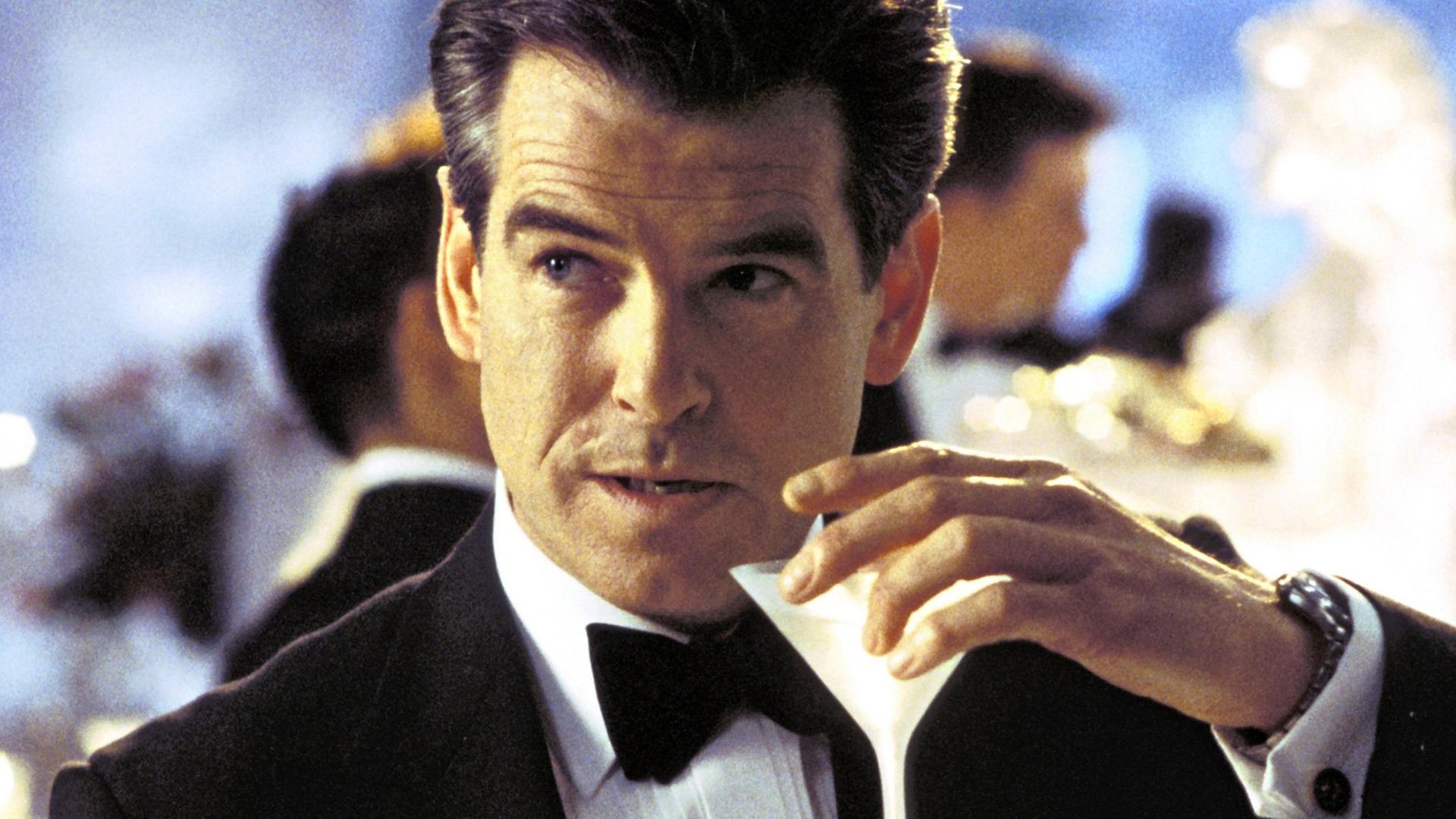 "Geschüttelt, nicht gerührt": James Bond (Pierce Brosnan) trinkt im neuen Kinofilm "James Bond 007 - Stirb an einem anderen Tag" einen Martini "Geschüttelt, nicht gerührt": James Bond (Pierce Brosnan) trinkt im neuen Kinofilm "James Bond 007 - Stirb an einem anderen Tag" einen Martini
