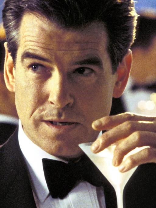 "Geschüttelt, nicht gerührt": James Bond (Pierce Brosnan) trinkt im neuen Kinofilm "James Bond 007 - Stirb an einem anderen Tag" einen Martini