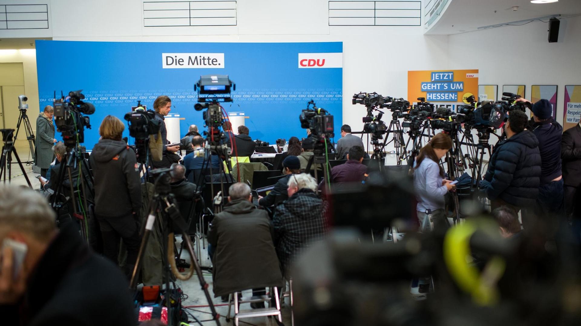 Journalisten warten auf die Pressekonferenz von Bundeskanzlerin Merkel und Ministerpräsident Bouffier. Journalisten warten auf die Pressekonferenz von Bundeskanzlerin Merkel und Ministerpräsident Bouffier.