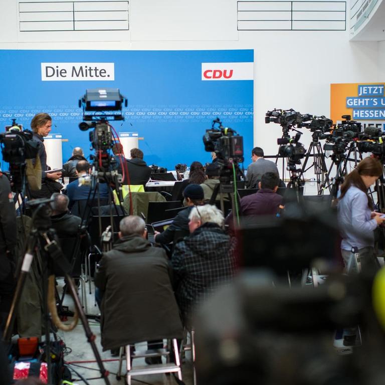 Journalisten warten auf die Pressekonferenz von Bundeskanzlerin Merkel und Ministerpräsident Bouffier.