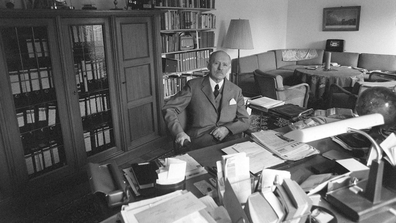 Reinhard Gehlen (GER/Geheimdienst-General a.D.) zu Hause in seinem Arbeitszimmer in Berg Reinhard Gehlen ger Secret Service General a D to Home in his Work rooms in mountain Reinhard Gehlen (GER/Geheimdienst-General a.D.) zu Hause in seinem Arbeitszimmer in Berg Reinhard Gehlen ger Secret Service General a D to Home in his Work rooms in mountain
