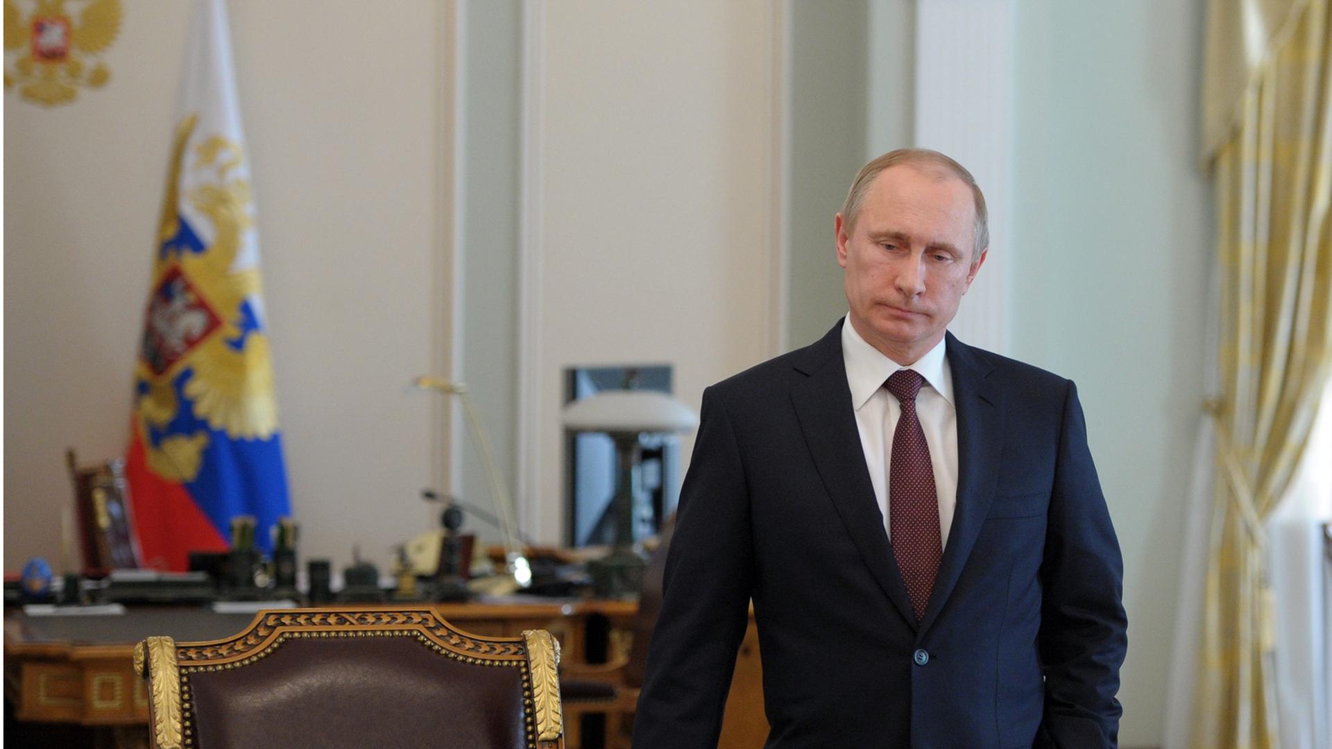 Wladimir Putin blickt nachdenklich drein. Wladimir Putin blickt nachdenklich drein.