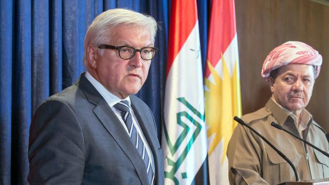 Außenminister Frank-Walter Steinmeier (SPD) spricht in Erbil im Irak neben dem Präsidenten der kurdischen Regionalregierung Masud Barsani.