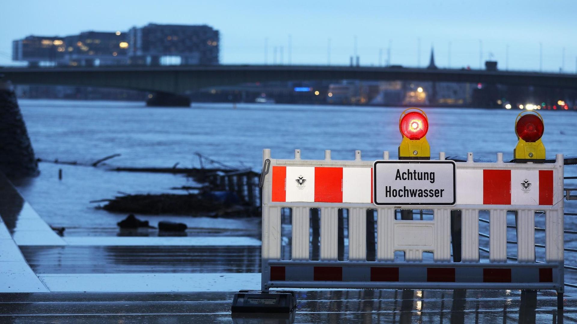 Hoch-Wasser in Köln. Hoch-Wasser in Köln.