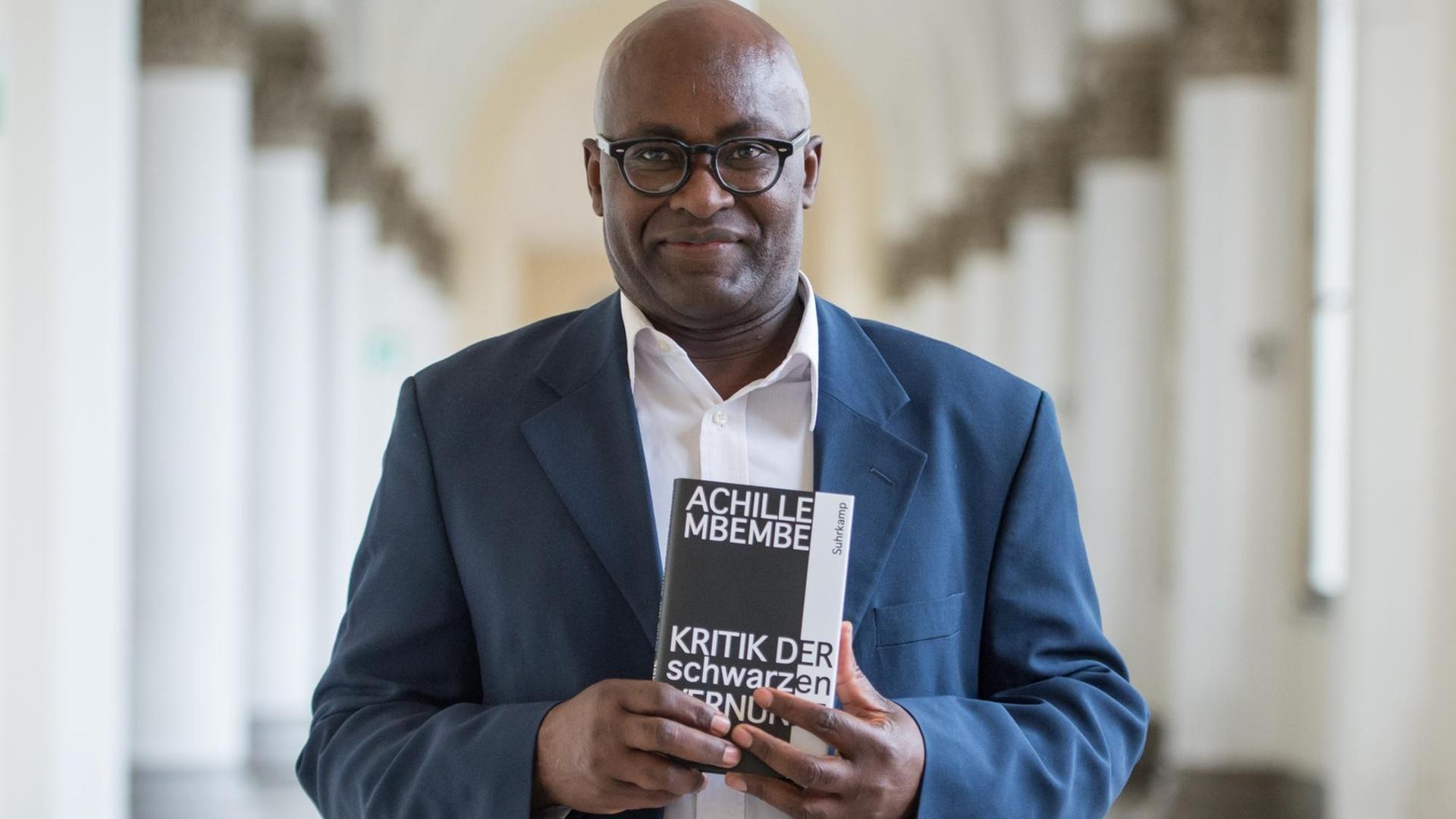 Der Schriftsteller Achille Mbembe hält in der Ludwig-Maximilians-Universität in München sein Buch "Kritik der schwarzen Vernunft" Der Schriftsteller Achille Mbembe hält in der Ludwig-Maximilians-Universität in München sein Buch "Kritik der schwarzen Vernunft"