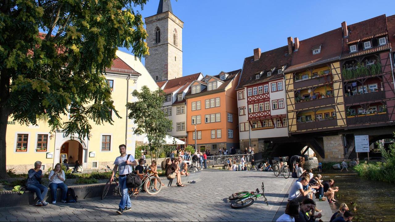 Die Krämerbrücke (Nordseite) in Erfurt mit ihren Fachwerkhäusern Die Krämerbrücke (Nordseite) in Erfurt mit ihren Fachwerkhäusern