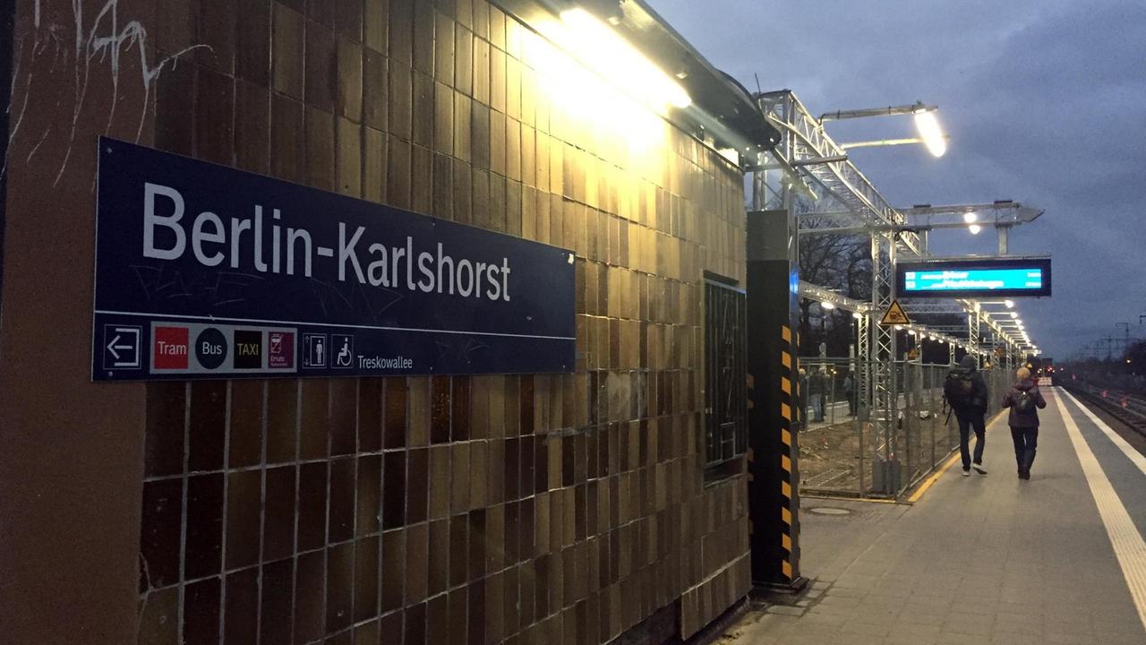 Der S-Bahnhof Berlin Karlshorst am Abend. Der S-Bahnhof Berlin Karlshorst am Abend.