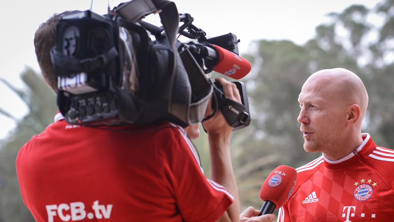 Sportdirektor Matthias Sammer nimmt am 16.12.2013 vor dem Teamhotel des Fußball-Bundesligisten FC Bayern München in Agadir (Marokko) Stellung zur Champions League-Auslosung. Sportdirektor Matthias Sammer nimmt am 16.12.2013 vor dem Teamhotel des Fußball-Bundesligisten FC Bayern München in Agadir (Marokko) Stellung zur Champions League-Auslosung.
