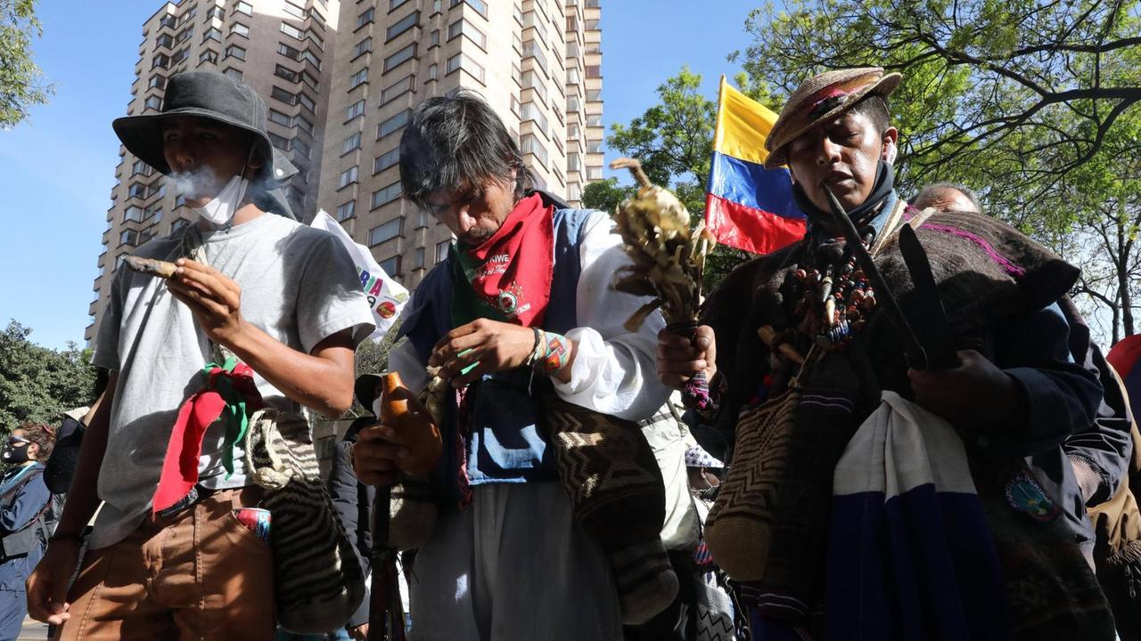 Indigene bei einer Demonstration in Bogota.