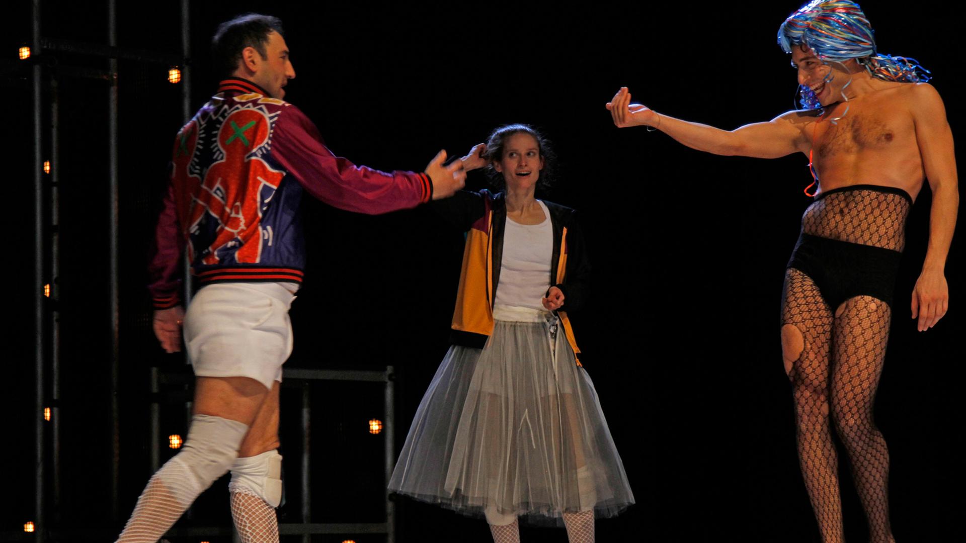 Taner Sahintürk, Lea Draeger, Mehmet Atesci in "Die juristische Unschärfe einer Ehe" von Olga Grjasnowa im Maxim Gorki Theater Berlin Taner Sahintürk, Lea Draeger, Mehmet Atesci in "Die juristische Unschärfe einer Ehe" von Olga Grjasnowa im Maxim Gorki Theater Berlin