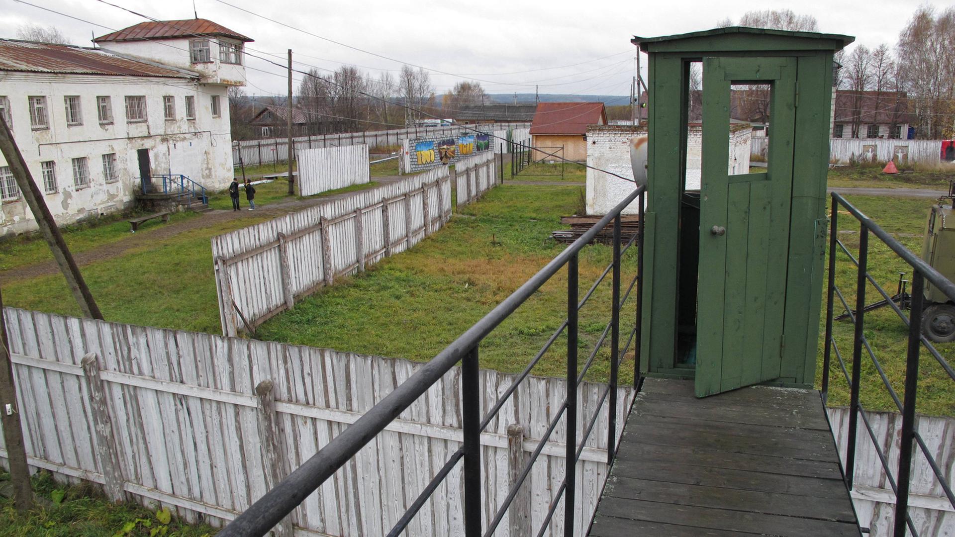 Gulag-Gedenkstätte Perm-36 im Ural: Zu sehen ist ein Wachturm und das Eingangs- und Verwaltungsgebäude. Gulag-Gedenkstätte Perm-36 im Ural: Zu sehen ist ein Wachturm und das Eingangs- und Verwaltungsgebäude.