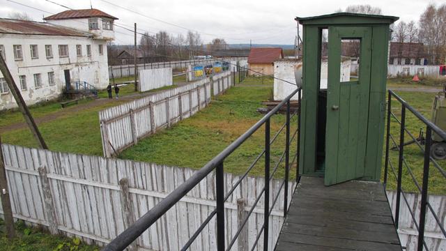 Gulag-Gedenkstätte Perm-36 im Ural: Zu sehen ist ein Wachturm und das Eingangs- und Verwaltungsgebäude.