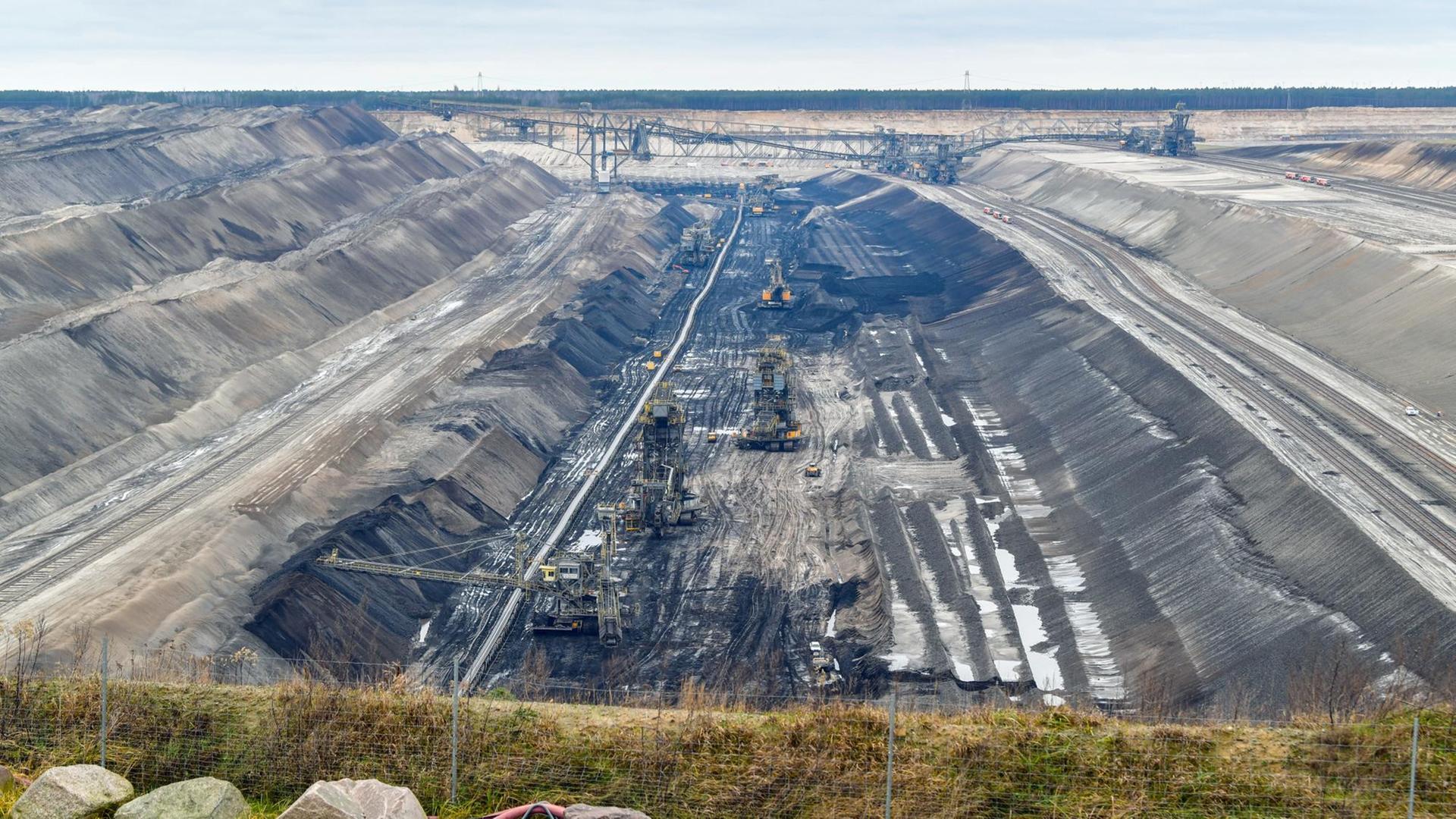 Blick in den Braunkohletagebau Jänschwalde der LEAG (Lausitz Energie Bergbau AG) am 07.01.2018 unweit der Ortschaft Grießen (Brandenburg). Blick in den Braunkohletagebau Jänschwalde der LEAG (Lausitz Energie Bergbau AG) am 07.01.2018 unweit der Ortschaft Grießen (Brandenburg).