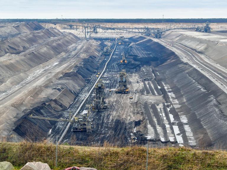 Blick in den Braunkohletagebau Jänschwalde der LEAG (Lausitz Energie Bergbau AG) am 07.01.2018 unweit der Ortschaft Grießen (Brandenburg).
