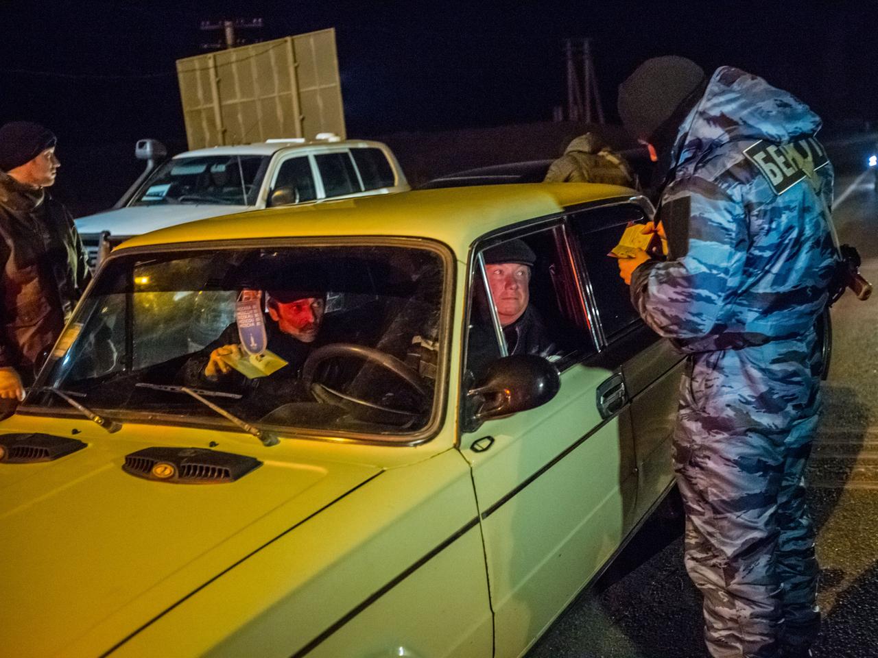 Mitglieder der Berkut-Spezialeinheit kontrollieren die Straßenwege zur Krim, hier in der Nähe von Armjansk. Mitglieder der Berkut-Spezialeinheit kontrollieren die Straßenwege zur Krim, hier in der Nähe von Armjansk.
