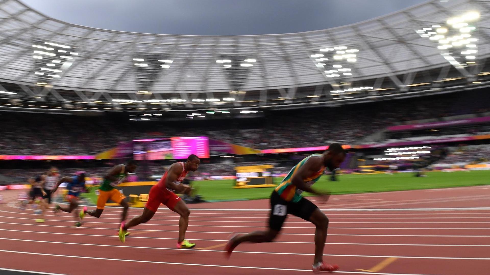 Läufer bei der Leichtathletik-WM 2017 passieren eine Kurve in der Qualifikation über 200 m der Männer Läufer bei der Leichtathletik-WM 2017 passieren eine Kurve in der Qualifikation über 200 m der Männer