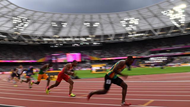 Läufer bei der Leichtathletik-WM 2017 passieren eine Kurve in der Qualifikation über 200 m der Männer