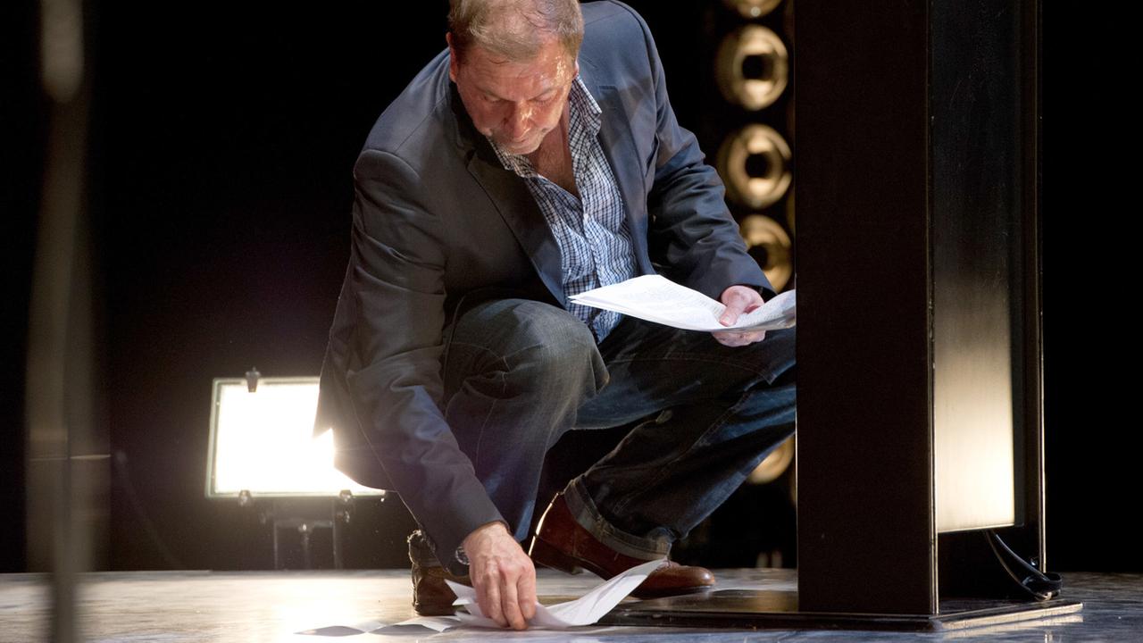 Rene Pollesch sammelt während der Verleihung des Theaterpreises die heruntergefallenen Blätter seines Redemanuskripts vom Boden auf. Rene Pollesch sammelt während der Verleihung des Theaterpreises die heruntergefallenen Blätter seines Redemanuskripts vom Boden auf.
