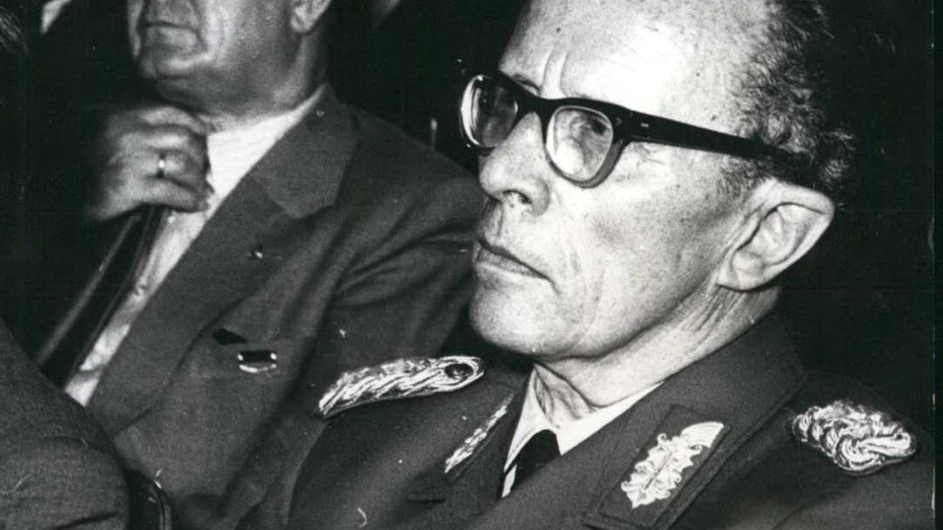 Vincenz Müller (deutscher Offizier, Generalleutnant der Wehrmacht und der Nationalen Volksarmee der DDR), aufgenommen in den 50er-Jahren Vincenz Müller (deutscher Offizier, Generalleutnant der Wehrmacht und der Nationalen Volksarmee der DDR), aufgenommen in den 50er-Jahren