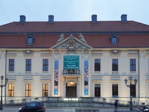 Das Jüdisches Museum in Berlin von außen, ein weißes Gebäude, davor Autos.