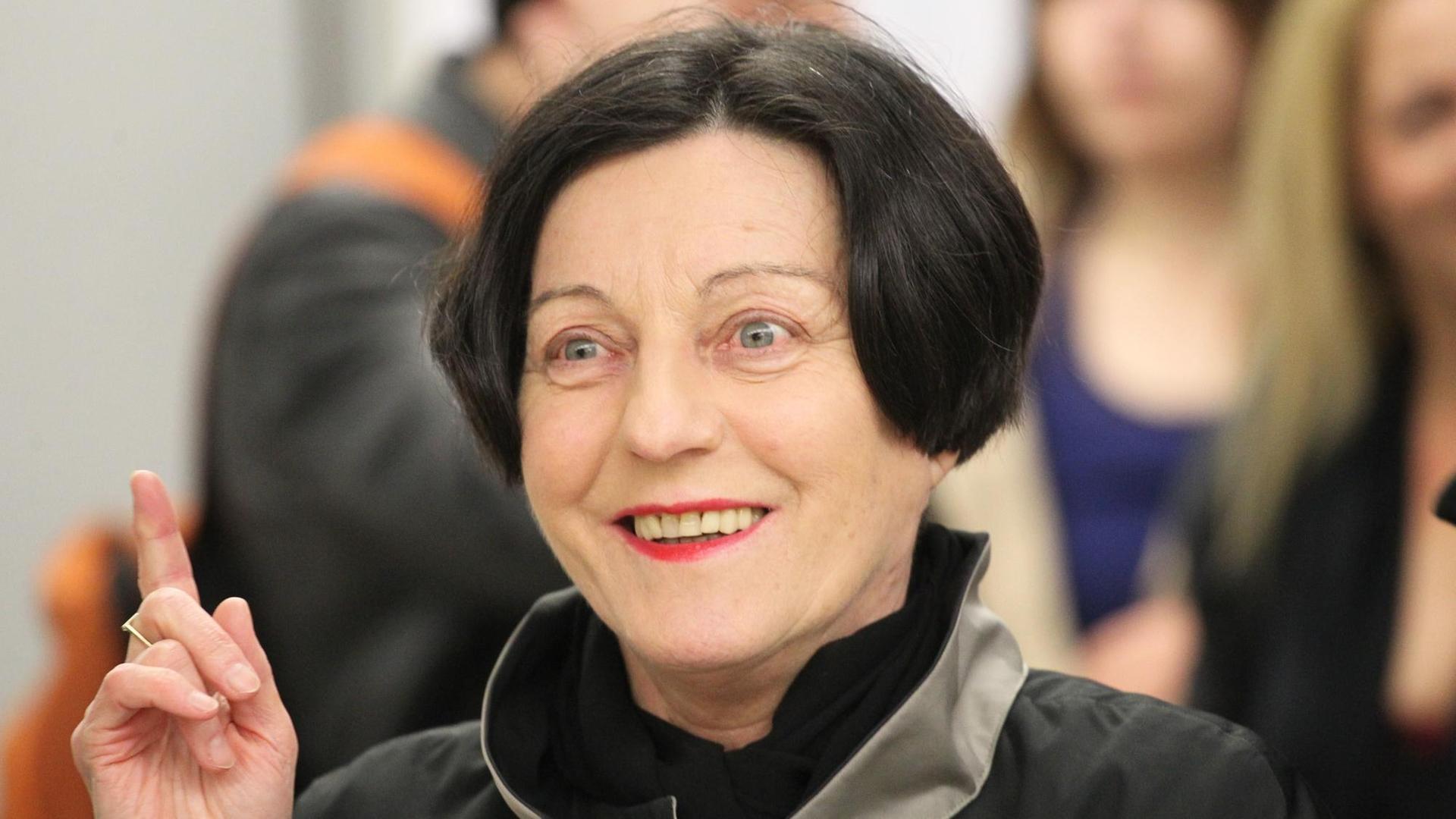 Die Schriftstellerin Herta Müller schaut mit erhobenen Zeigefinger bei einem Empfang in die Kamera. Die Schriftstellerin Herta Müller schaut mit erhobenen Zeigefinger bei einem Empfang in die Kamera.
