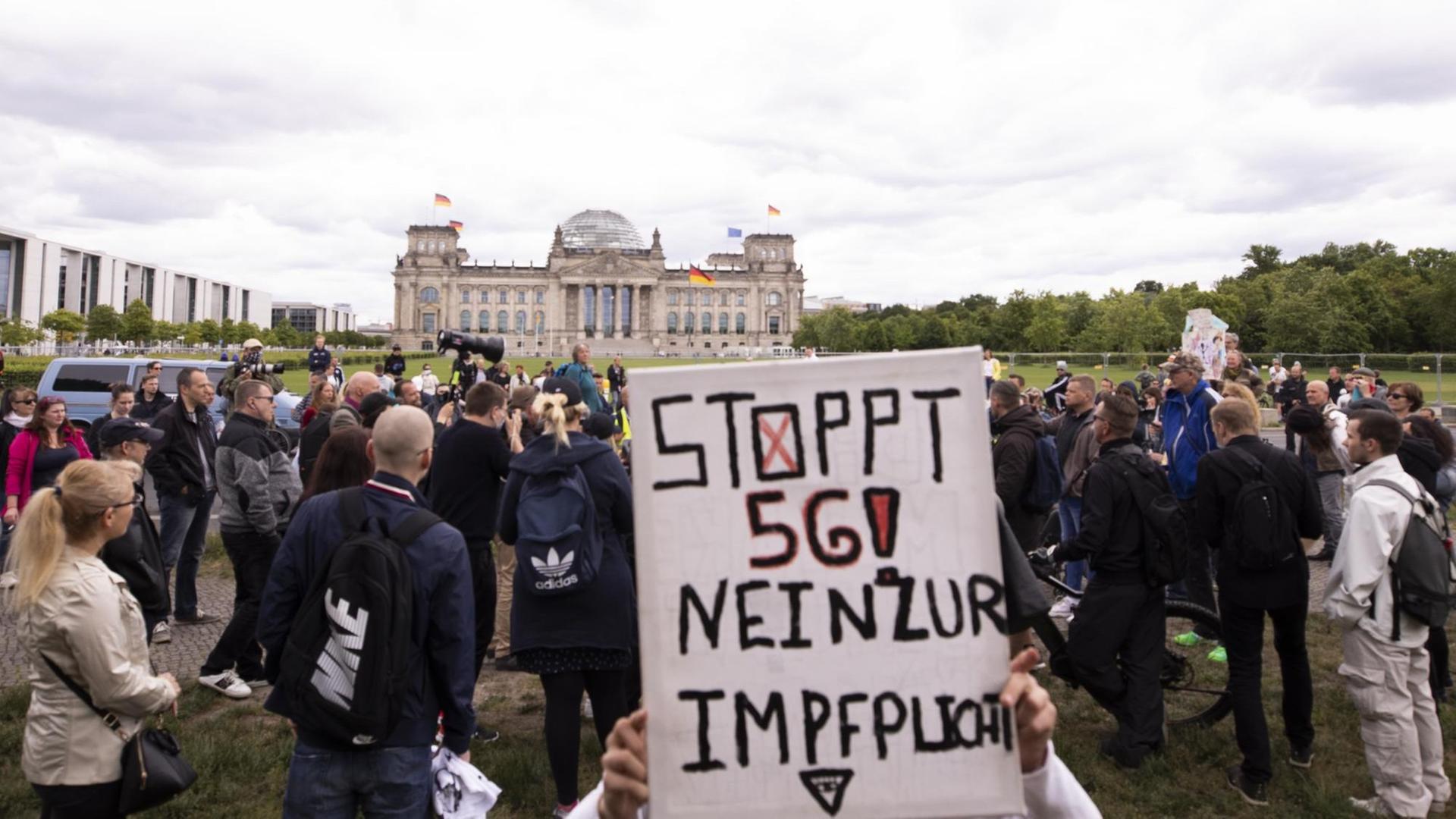 Verschwörungstheoretiker demonstrieren vor dem Reichstag in Berlin. Verschwörungstheoretiker demonstrieren vor dem Reichstag in Berlin.