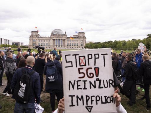 Verschwörungstheoretiker demonstrieren vor dem Reichstag in Berlin.