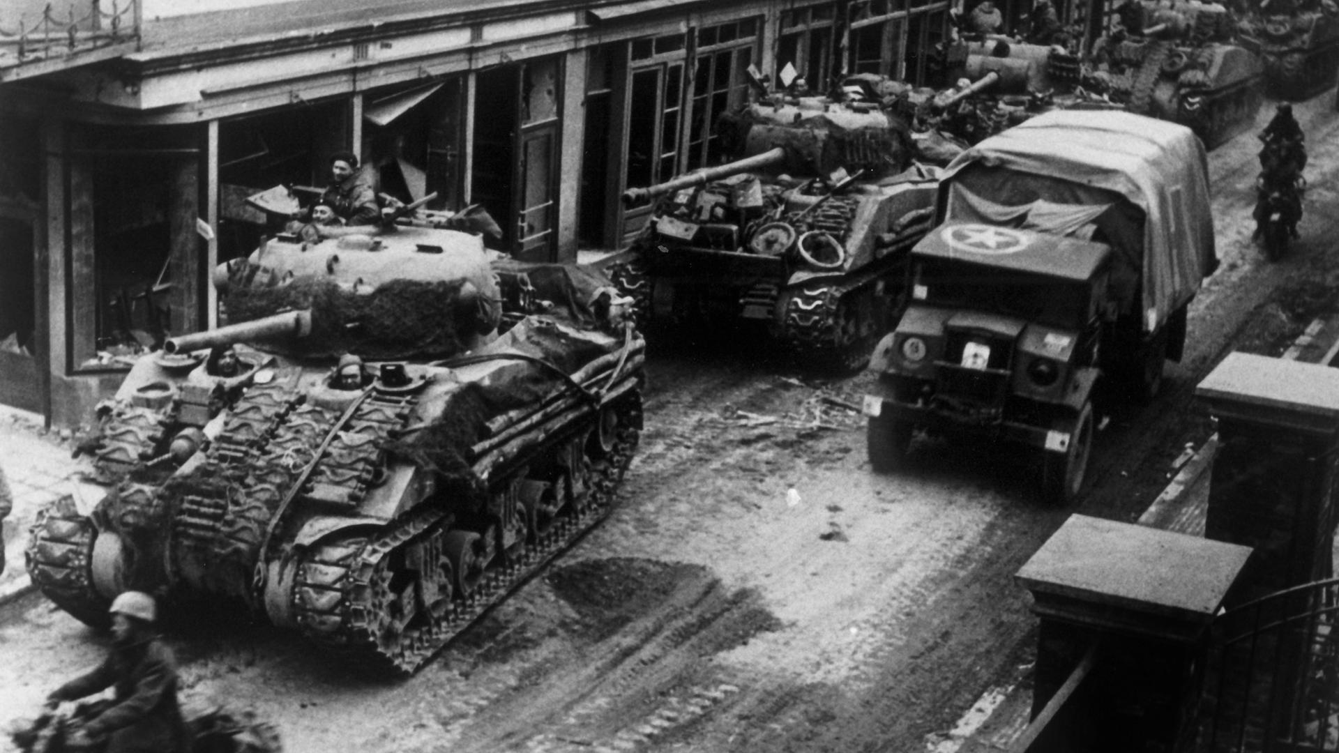 Panzer der Alliierten fahren beim Vormarsch im März 1945 durch die Straßen der Stadt Kevelear. Panzer der Alliierten fahren beim Vormarsch im März 1945 durch die Straßen der Stadt Kevelear.