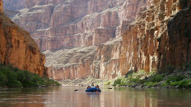 Ein Boot auf dem Colorado River im Grand Canyon National Park, Arizona, USA.