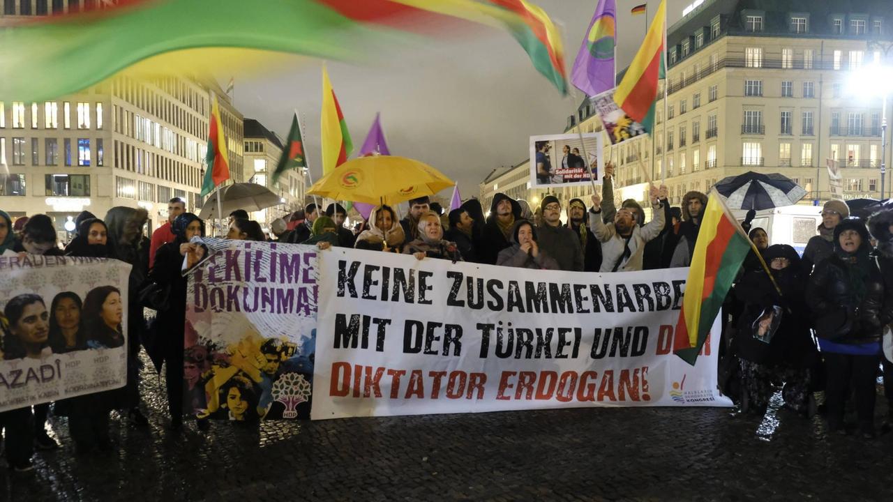 Anhänger und Sympathisanten der kurdischen Partei HDP demonstrieren in Berlin gegen die Verhaftung ranghoher Parteimitglieder in der Türkei.