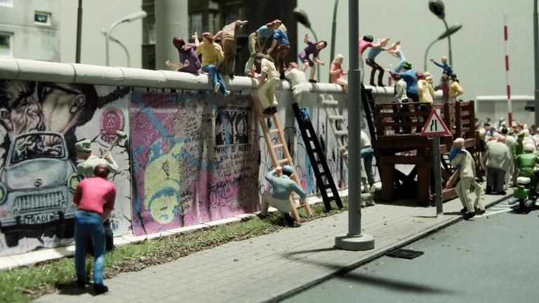 Nachbildung der Erstürmung der Berliner Mauer Nachbildung der Erstürmung der Berliner Mauer