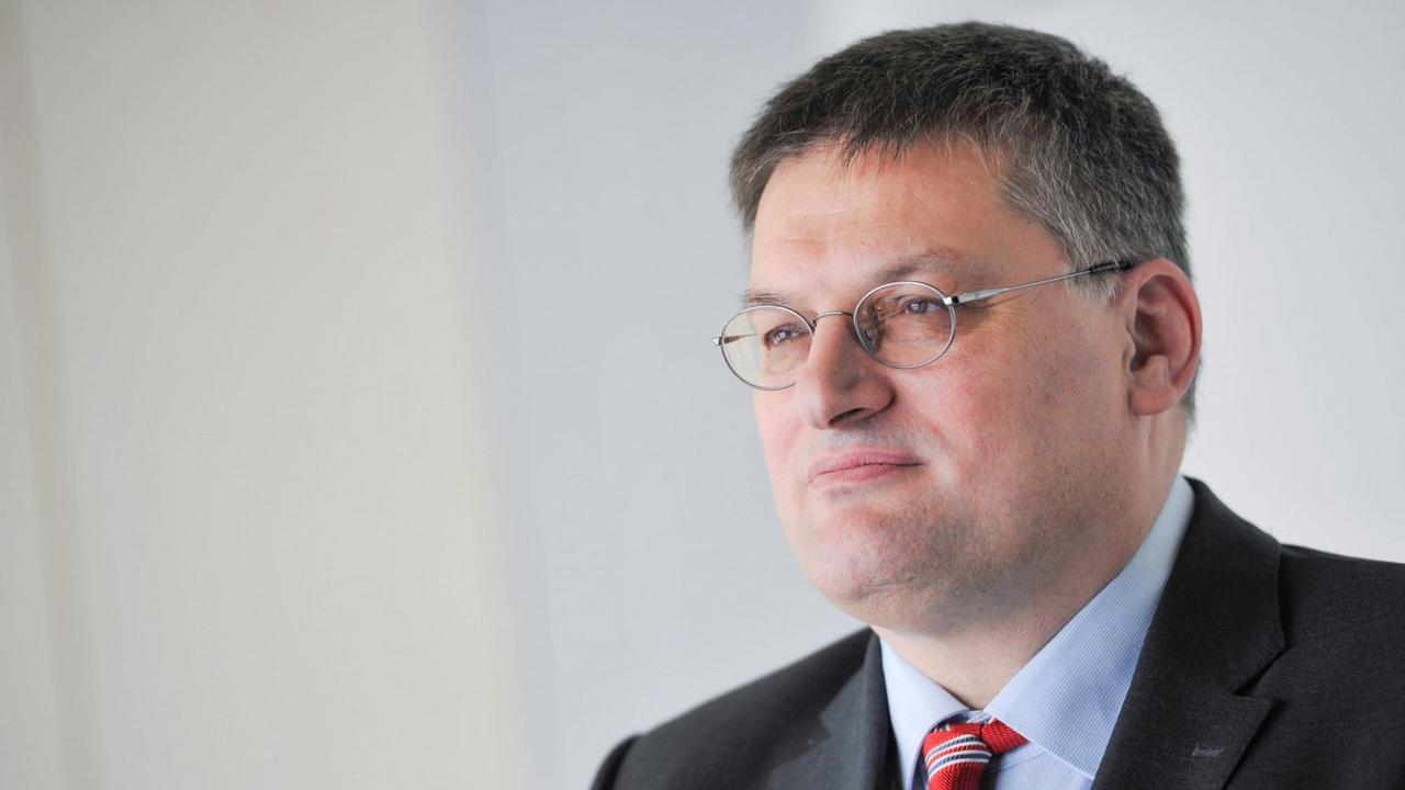 Porträt von Michael Resch im Anzug, mit roter Krawatte. Porträt von Michael Resch im Anzug, mit roter Krawatte.