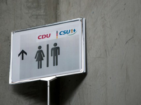 Ein Toilettenschild mit dem Logo von CSU und CDU