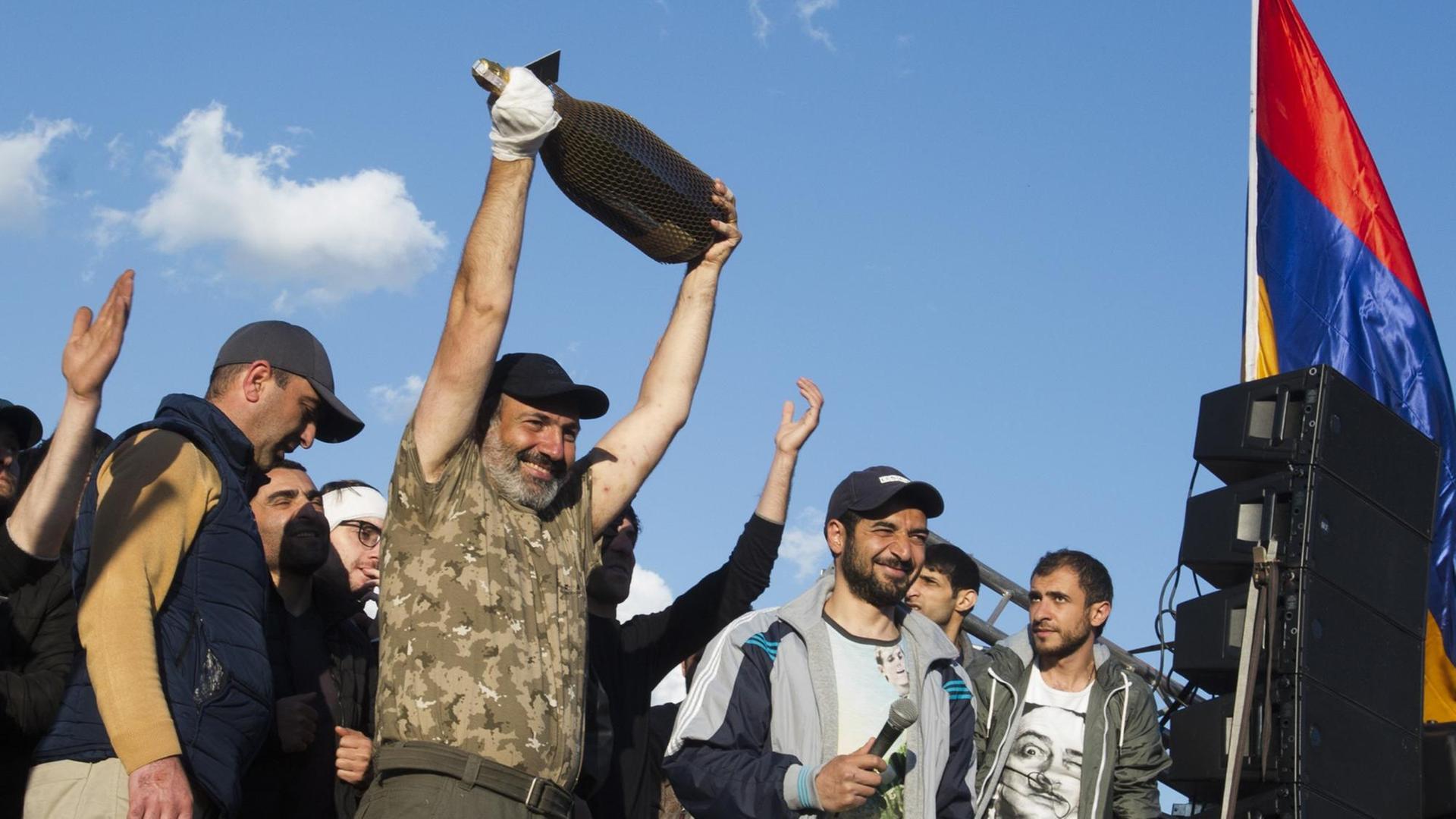Nikol Paschinjan (M), Anführer der Proteste gegen den armenischen Ministerpräsidenten Sargsjan, jubelt mit einer großen Flasche Sekt in den Händen mit anderen Demonstranten, nachdem Armeniens Ministerpräsident Sargsjan zurückgetreten ist. Nikol Paschinjan (M), Anführer der Proteste gegen den armenischen Ministerpräsidenten Sargsjan, jubelt mit einer großen Flasche Sekt in den Händen mit anderen Demonstranten, nachdem Armeniens Ministerpräsident Sargsjan zurückgetreten ist.