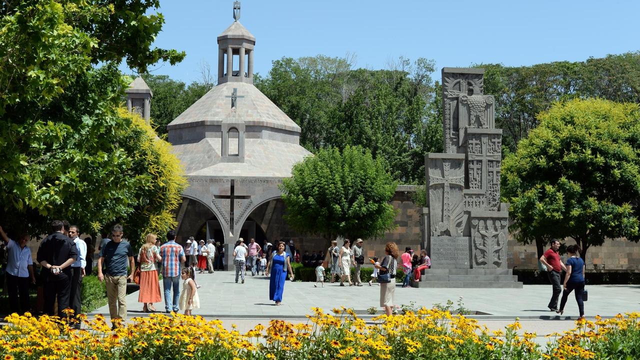 Die Kathedrale von Etschmiatsin, Mayr Tajar Surb Etschmiadsin, die Muttergotteskirche des heiligen Etschmiadsin, im Juli 2014. Sie ist seit 2000 Unesco-Weltkulturerbe und wird als ältester christlicher Ort der Armenier verehrt. Die Kathedrale von Etschmiatsin, Mayr Tajar Surb Etschmiadsin, die Muttergotteskirche des heiligen Etschmiadsin, im Juli 2014. Sie ist seit 2000 Unesco-Weltkulturerbe und wird als ältester christlicher Ort der Armenier verehrt.