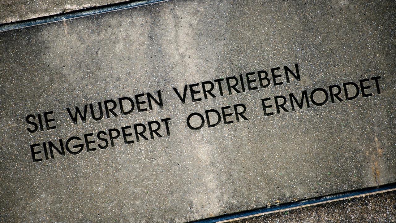 An der Mauer der Neuen Synagoge in Dresden ist am 09.11.2015 die Inschrift "Sie wurden vertrieben eingesperrt oder ermordet" zu lesen.