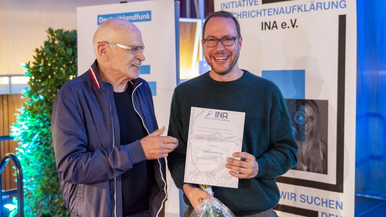 Markus Beckedahl von Netzpolitik.org hat den Günter-Wallraff-Preis für Journalismuskritik entgegen genommen. Markus Beckedahl von Netzpolitik.org hat den Günter-Wallraff-Preis für Journalismuskritik entgegen genommen.