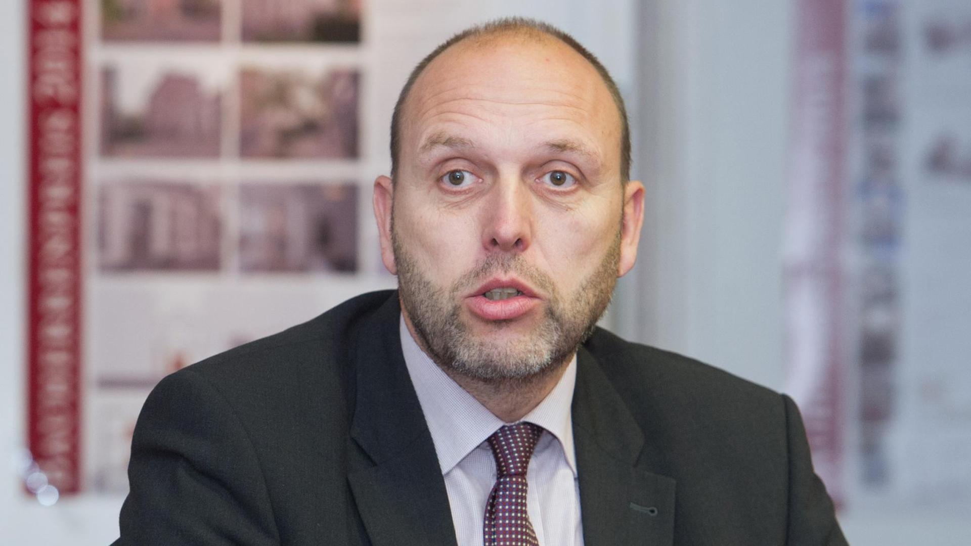 Olaf Raschke (parteilos), Oberbürgermeister von Meißen, spricht am 14.11.2014 auf einer Pressekonferenz. Olaf Raschke (parteilos), Oberbürgermeister von Meißen, spricht am 14.11.2014 auf einer Pressekonferenz.