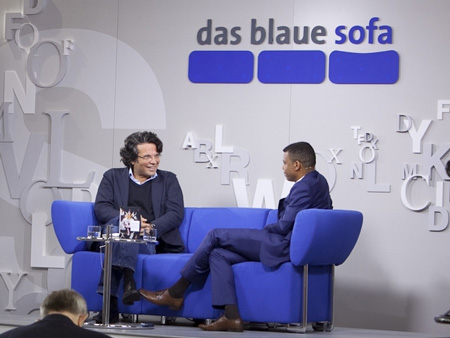 Der Schriftsteller Robert Pfaller und Moderator René Aguigah sitzen während der Frankfurter Buchmesse auf dem Blauen Sofa Der Schriftsteller Robert Pfaller und Moderator René Aguigah sitzen während der Frankfurter Buchmesse auf dem Blauen Sofa