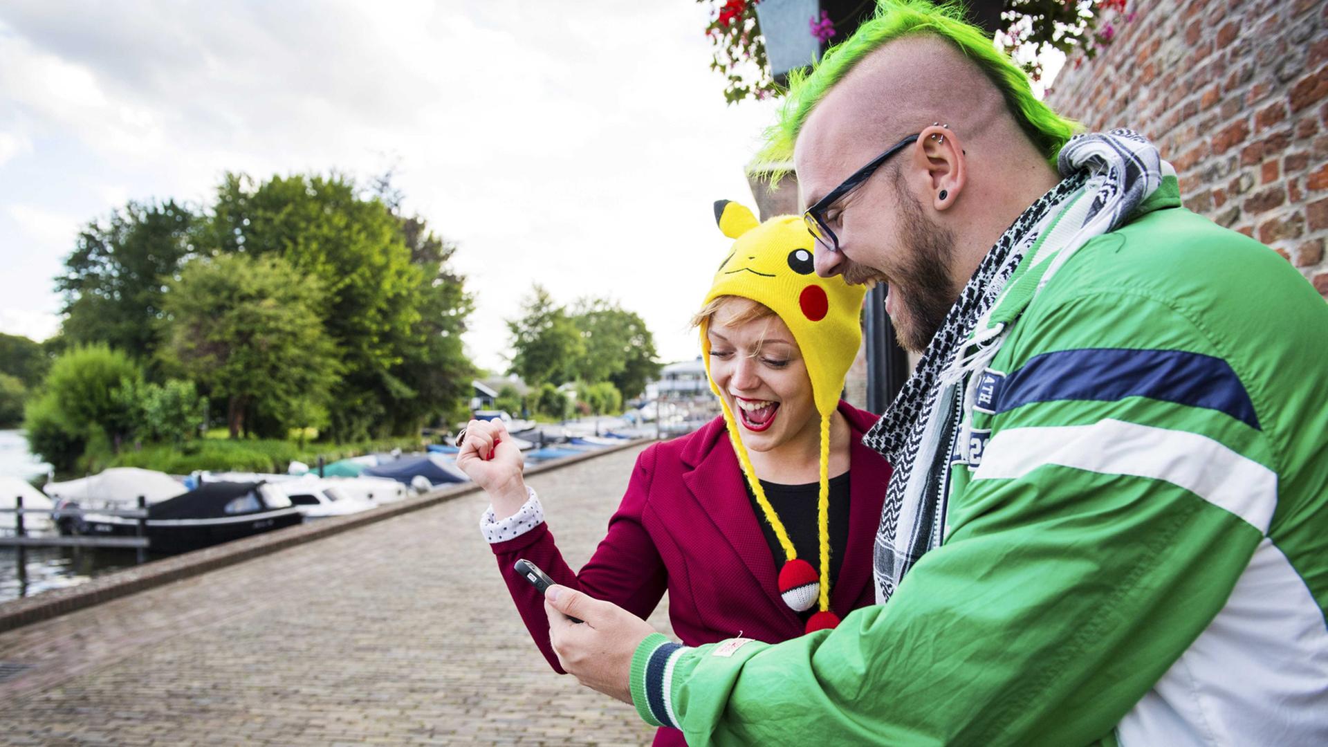 Pokemon Go begeistert auch zwei Spieler in Leerdam (Niederlande). Pokemon Go begeistert auch zwei Spieler in Leerdam (Niederlande).