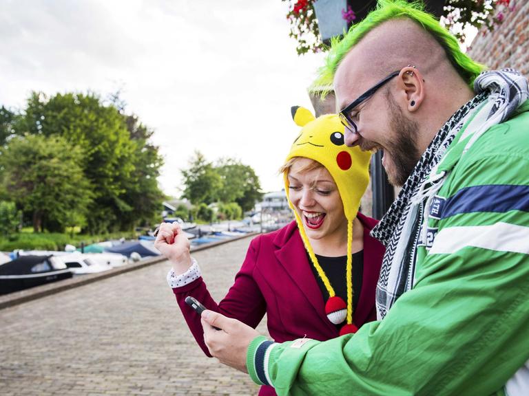 Pokemon Go begeistert auch zwei Spieler in Leerdam (Niederlande).