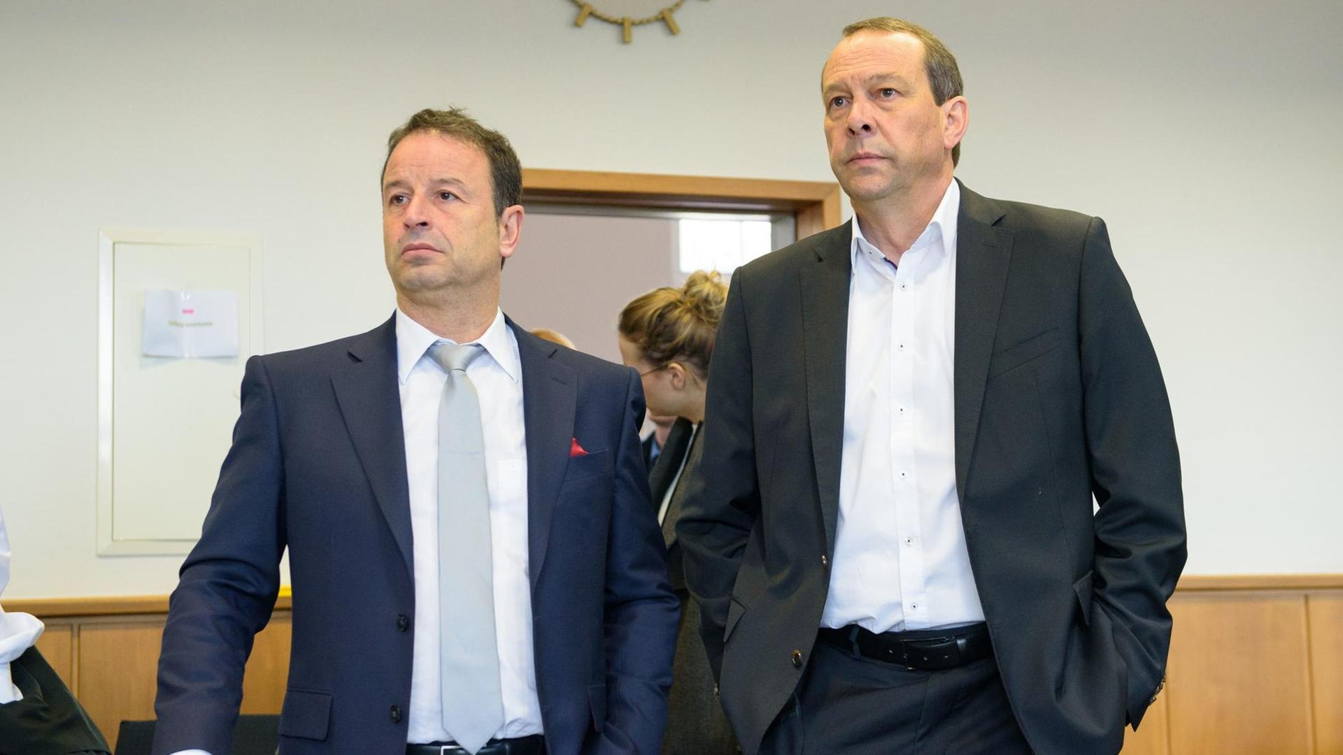 Der ehemalige Präsident des saarländischen Landtags Klaus Meiser (CDU, r) steht mit seinem Anwalt Guido Britz in dem Verhandlungssaal des Landgerichtes in Saarbrücken. Ihm werden Untreue und Vorteilsgewährung vorgeworfen. Der ehemalige Präsident des saarländischen Landtags Klaus Meiser (CDU, r) steht mit seinem Anwalt Guido Britz in dem Verhandlungssaal des Landgerichtes in Saarbrücken. Ihm werden Untreue und Vorteilsgewährung vorgeworfen.