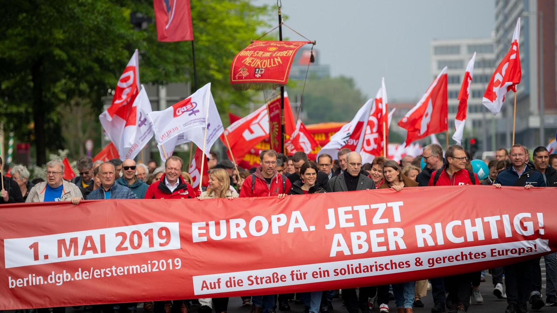 Zahlreiche Menschen nehmen in Berlin an der Demonstration der Gewerkschaften zum Tag der Arbeit teil. Auf ihrem Plakat steht: "Europa. Jetzt aber richtig!" Zahlreiche Menschen nehmen in Berlin an der Demonstration der Gewerkschaften zum Tag der Arbeit teil. Auf ihrem Plakat steht: "Europa. Jetzt aber richtig!"